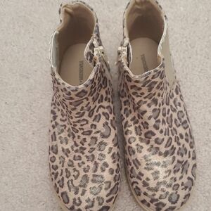 Cat & Jack booties size 2M
